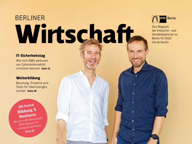 zwei Männer lächeln in die Kamera