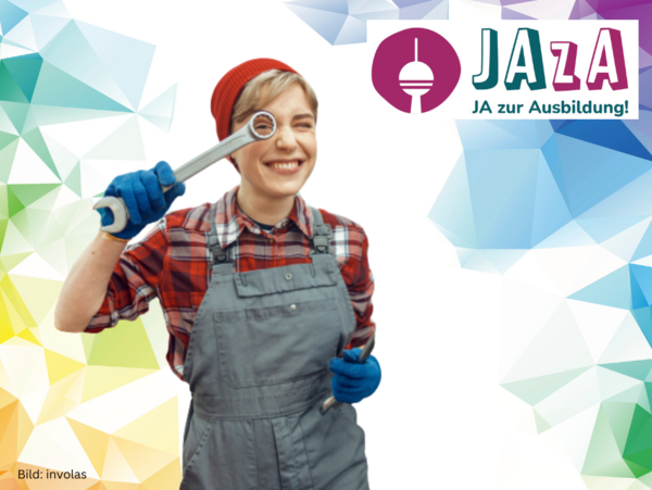 Person in Arbeitskleidung und roter Mütze lächelt und hält einen großen Schraubenschlüssel vor das Auge. Rechts oben das JAzA-Logo vor buntem geometrischem Hintergrund.